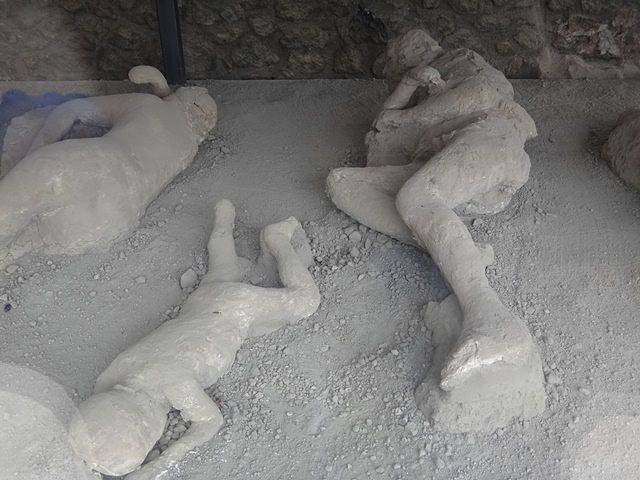 Pompeia: corpos petrificados (réplicas) pelas cinzas do Vesúvio