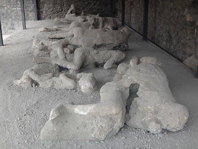 Pompeia: corpos petrificados (réplicas) pelas cinzas do Vesúvio