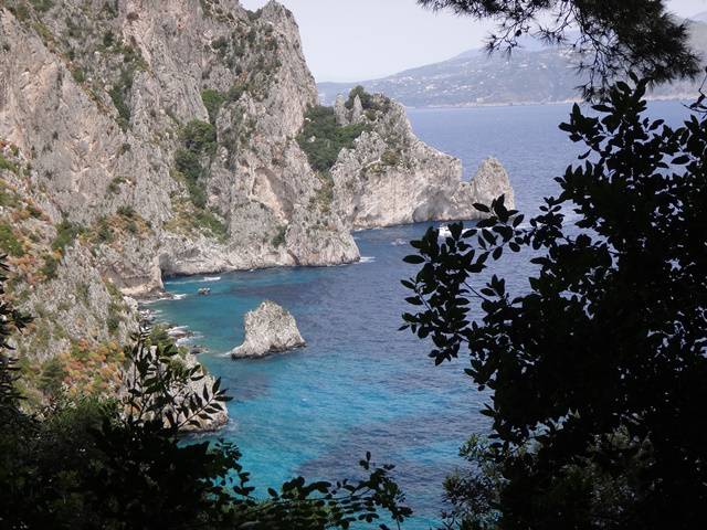 Capri: paisagens ao longo do caminho pela encosta