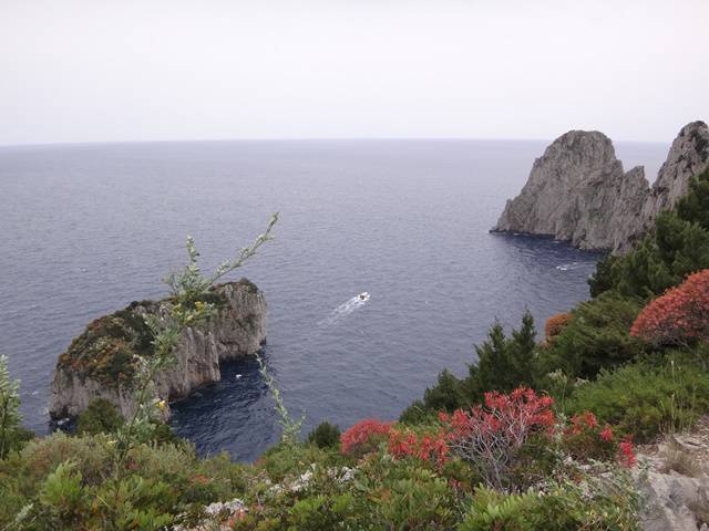 Capri: paisagens ao longo do caminho pela encosta