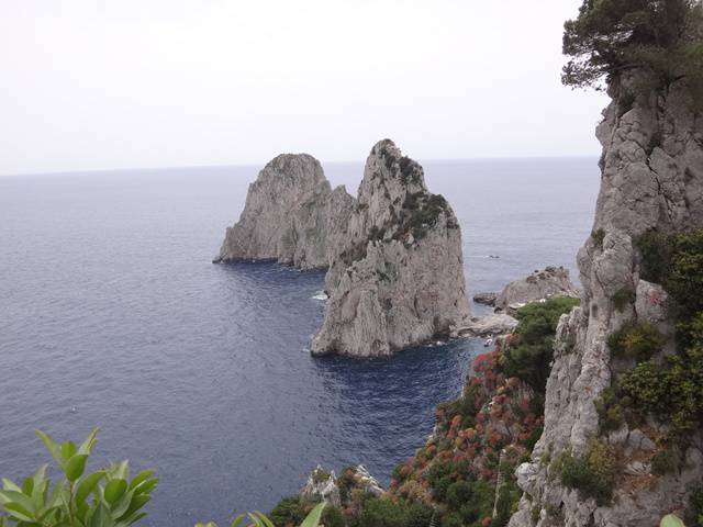 Capri: paisagens ao longo do caminho pela encosta