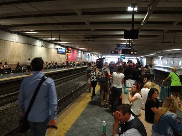Plataforma da estação em Nápoles