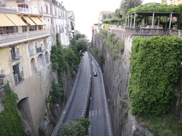 Lá em baixo, ao final da rua, a Marina de Sorrento