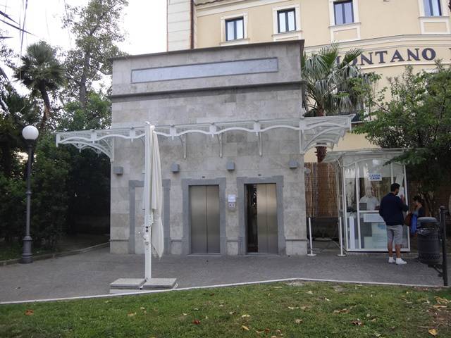 Sorrento: elevador para acesso a Marina