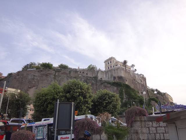 Lá em cima, a cidade de Sorrento