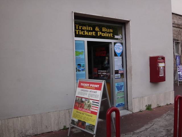 Ponto de venda de passagens de ônibus, ao lado da estação de trens de Sorrento.