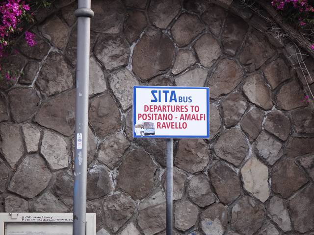 Placa indicando o ponto de ônibus para Amalfi.