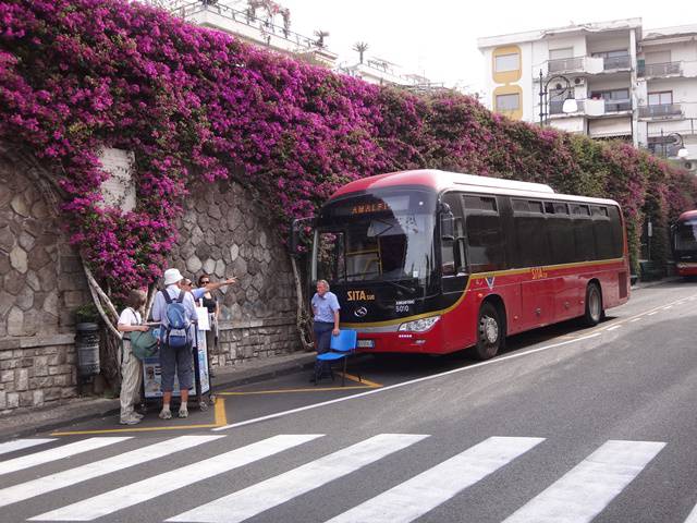 Ônibus da SITA, que percorre a Costa Amalfitana.