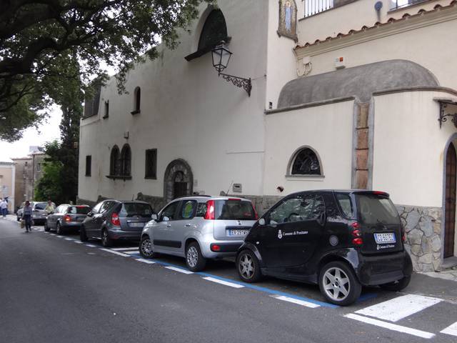 Se estiver de carro, prepare a paciência, pois as vagas de estacionamento são poucas na cidade.