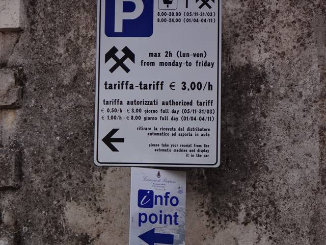 E prepare também o bolso, pois é preciso pagar para estacionar.