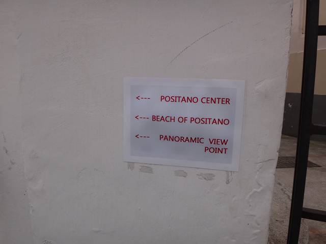 Existe sinalização nas ruelas para chegar até o centro e praias.