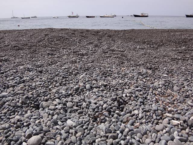 A praia é formada por uma camada de pedras ao invés de areia.