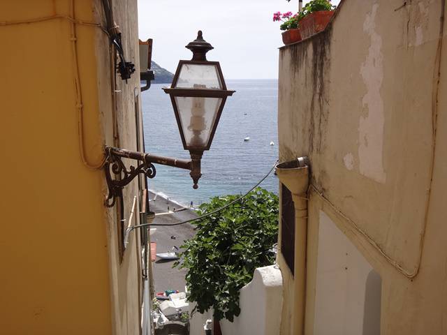 De vez em quando, olhe para trás e admire a paisagem de Positano.