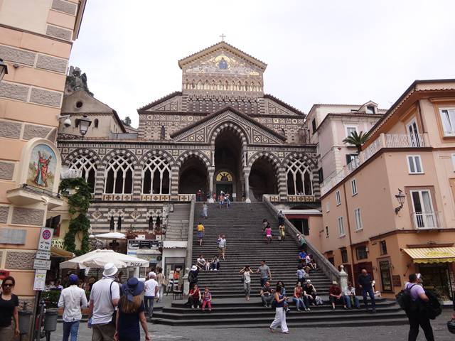 No alto da escadaria, a Catedral de Amalfi.