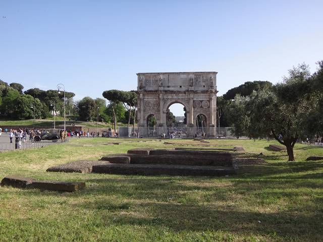 Arco de Constantino, em Roma, ao lado do Coliseu.