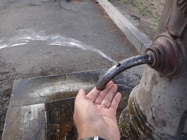 Água potável disponível perto do Circo Massimo. Tampando a torneira, vira um esguicho para beber.