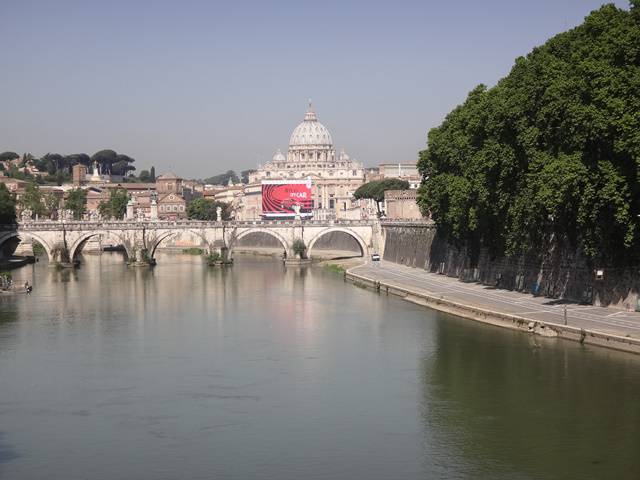 Roma: Rio Tibre com a Igreja de São Pedro (Vaticano) ao fundo.