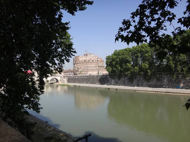 Roma: Rio Tibre com o Castelo Sant'Angelo ao fundo.