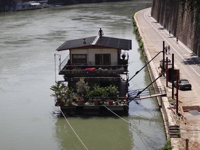 Que tal morar numa casa flutuante no Rio Tibre?