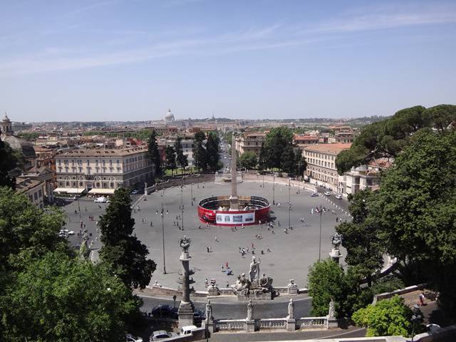 Piazza del Popolo. Ao fundo, destaca-se a Igreja de São Pedro.