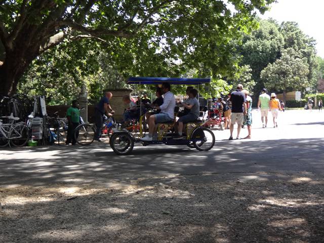 Carrinhos, bicicletas, triciclos, segways... tudo para alugar.