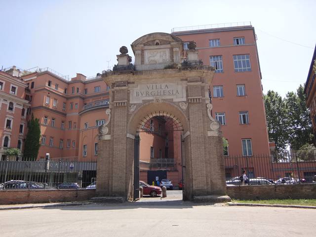 Uma das muitas entradas da Villa Borghese.