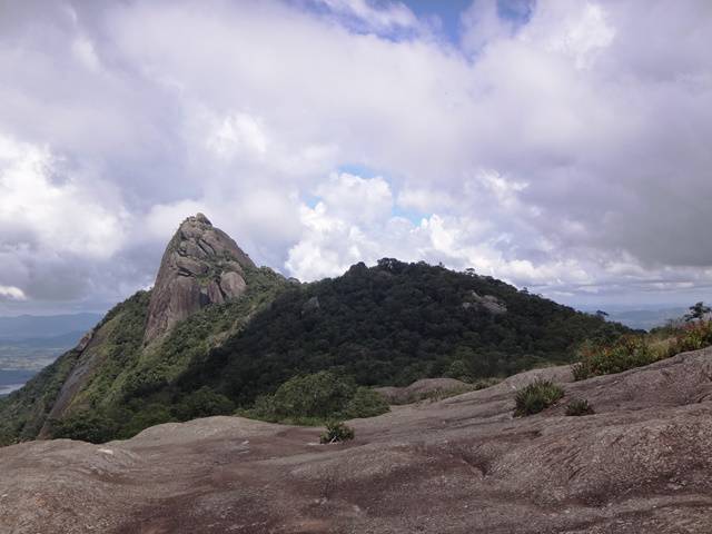 Pedra do Cume vista da Pedra das Flores