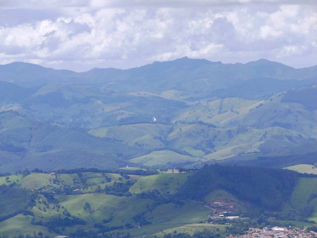 O pontinho branco no centro da foto é a Cachoeira dos Pretos em Joanópolis