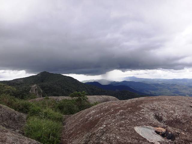 Ao fundo, a chuva que nos aguardava