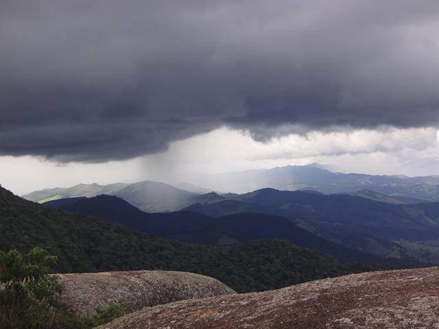 Véu de água da chuva sobre a serra