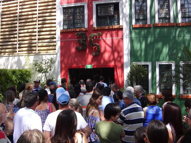 Visitantes na entrada da Exposição de Arranjos Florais.