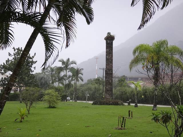 Na entrada da Lagoinha, ruínas de uma antiga fábrica de vidros.