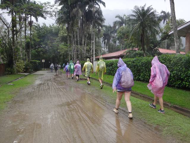 Caminhando pelo condomínio na Praia da Lagoinha.