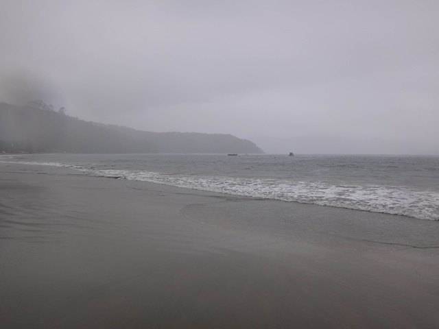 A chuva fria não deixou ninguém curtir a última praia da travessia.