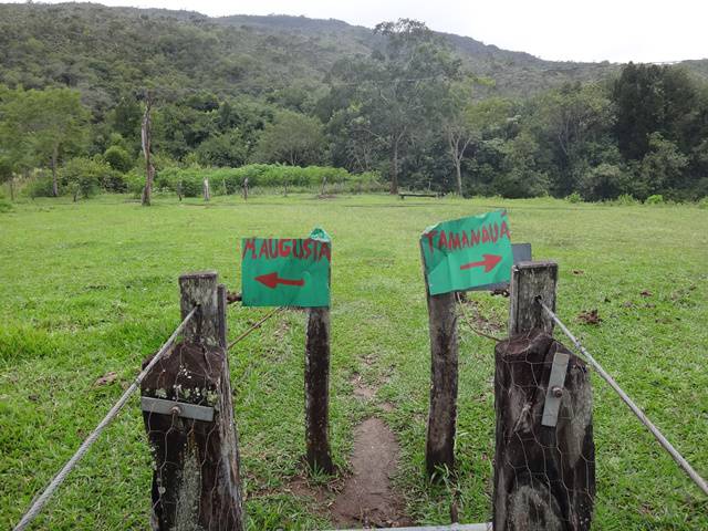 Ao final da ponte pênsil, a indicação das duas cachoeiras.