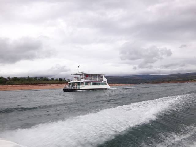 Chalana navegando no Lago de Furnas.