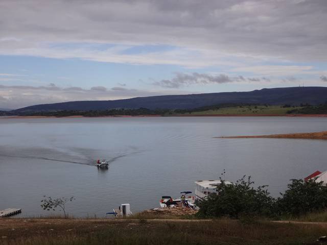 Lancha chegando à marina, no Lago de Furnas.