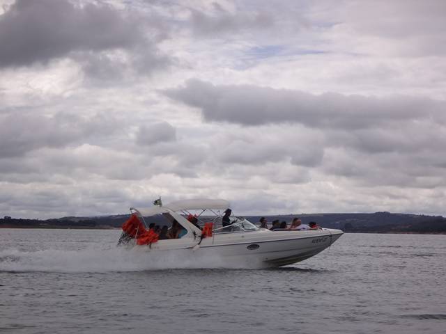 Lancha cortando a água no Lago de Furnas.