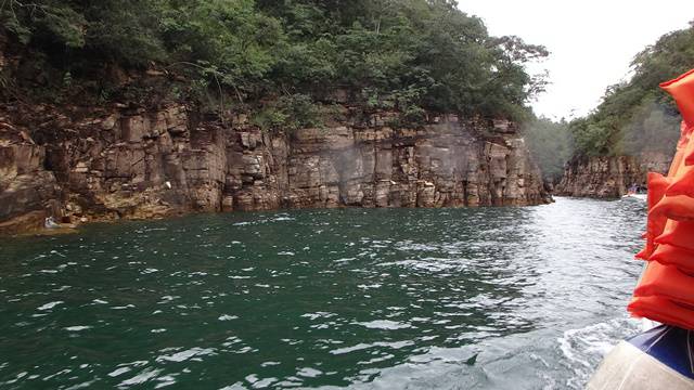 O lago é cercado por imensos cânions.