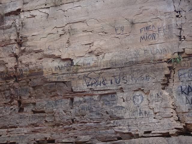 Até aqui existem idiotas para vandalizar o lugar.