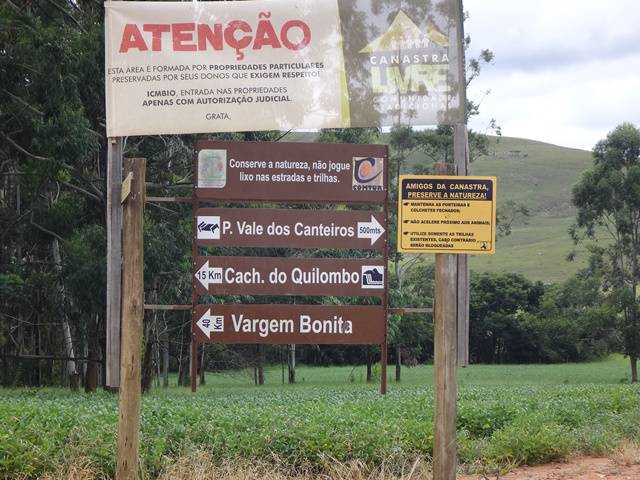 Placa indicativa da Cachoeira do Quilombo.