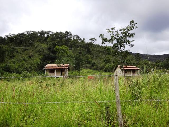 Chalezinhos à esquerda, bem em frente ao acesso para a Cachoeira do Quilombo.