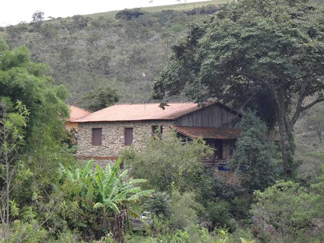 Casa de pedra à direita. Se você chegou nela, volte, pois já passou do acesso.