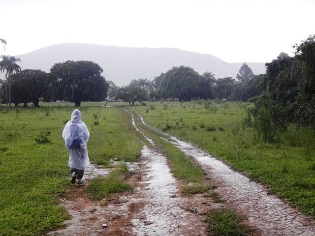 Retornando debaixo de muita chuva.