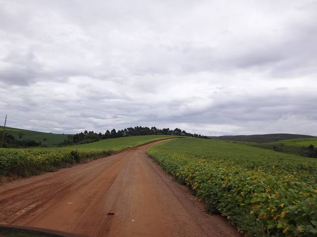 Passado o trecho tenebroso, estrada que leva até a Pousada Vale dos Canteiros.