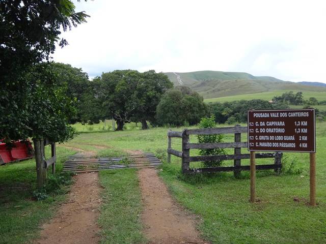 Placa indicativa das cachoeiras na propriedade.