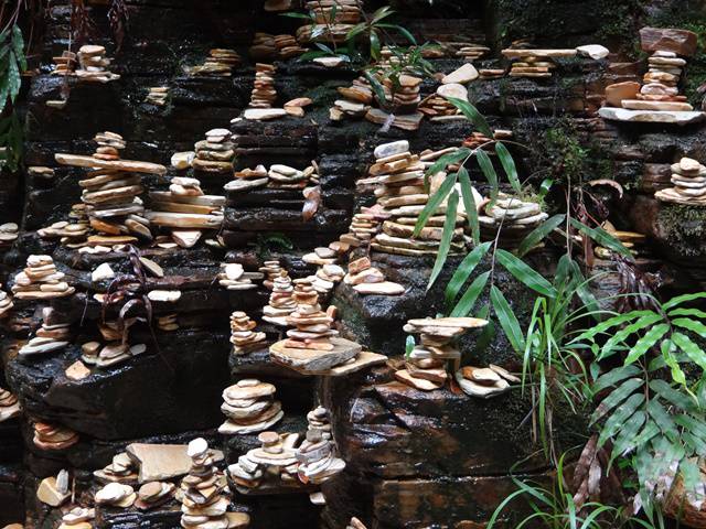 Trilha do Sol - arte na Cachoeira do Poço Dourado.