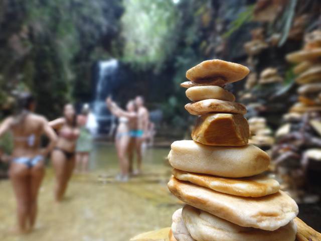 Trilha do Sol - arte na Cachoeira do Poço Dourado.