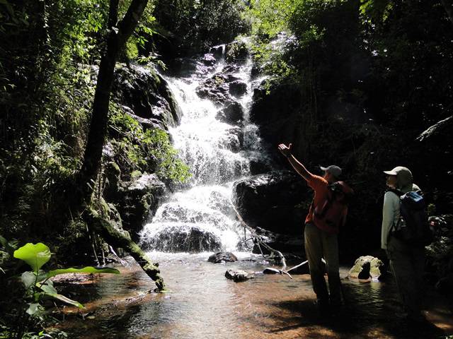 Trilha Cachoeira do Serrote, em Águas da Prata/SP.