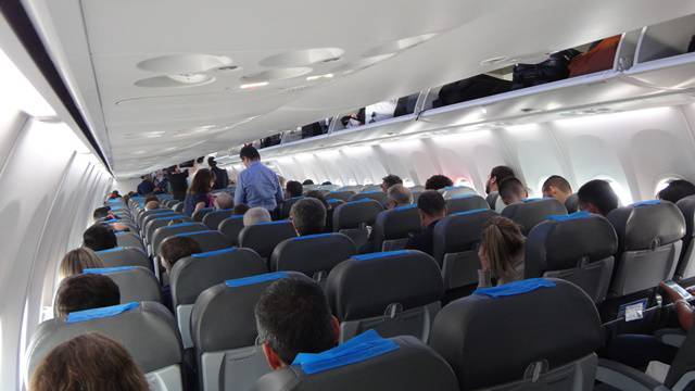 Interior do avião da Aerolineas Argentinas.